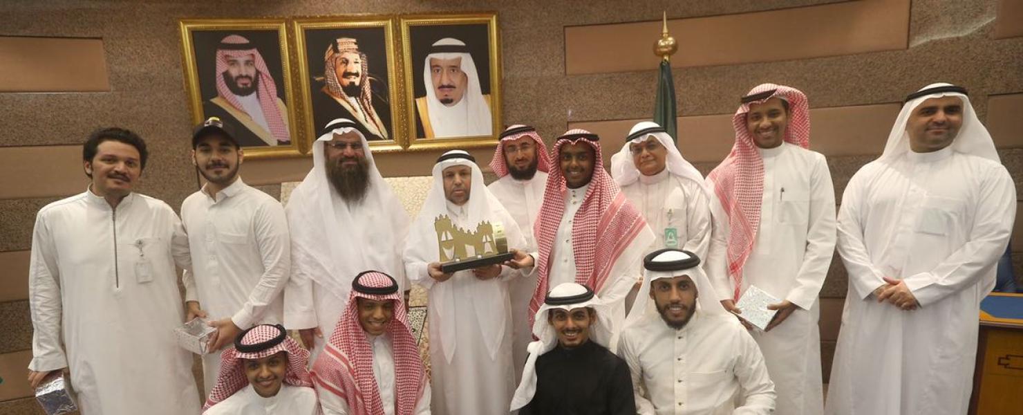 مدير جامعة الملك عبدالعزيز يكرم أعضاء نادي المسرح مدير جامعة الملك عبدالعزيز يكرم أعضاء نادي المسرح